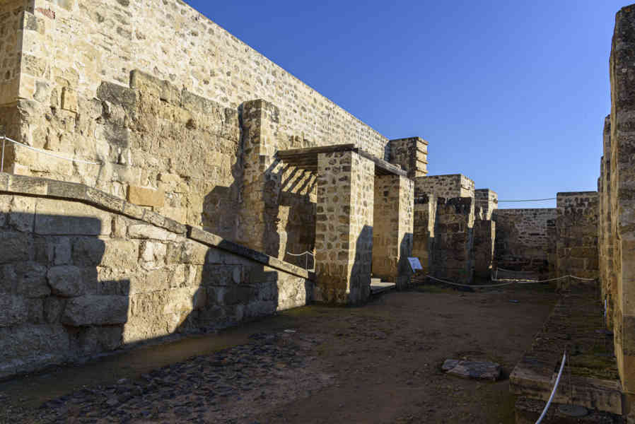 Córdoba - conjunto arqueológico Madinat al-Zahra o ciudad califal de Medina Azahara 13 - cuerpo de Guardia.jpg